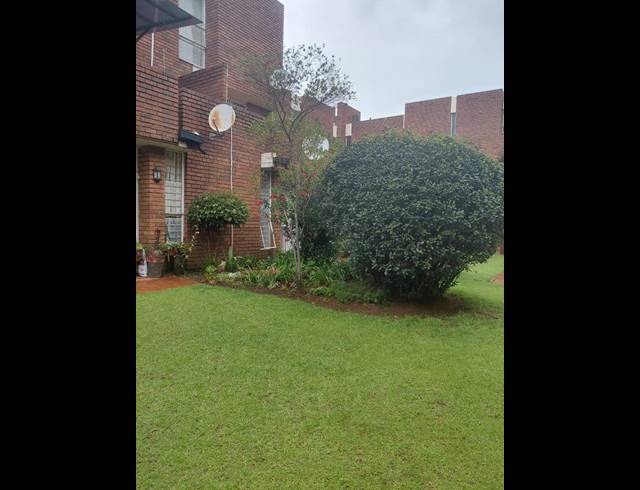 1 BEDROOM TOWNHOUSE FOR SALE IN MALVERN EAST EXT